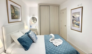 2 chambres, coffres-forts dans les chambres, fer et planche à repasser