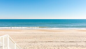 Ein Strand mit blauem Himmel und ruhiger See.