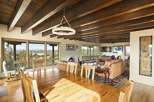 New! Eastside Overlook Retreat with Roof Top Deck - 7 Mins to Santa Fe Plaza