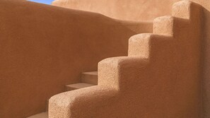 Property grounds - New! Eastside Overlook Retreat with Roof Top Deck - 7 Mins to Santa Fe Plaza (Santa Fe)