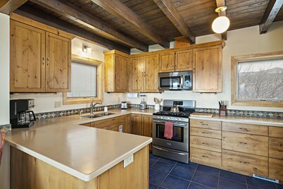 New! Eastside Overlook Retreat with Roof Top Deck - 7 Mins to Santa Fe Plaza
