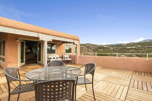 Outdoor dining - New! Eastside Overlook Retreat with Roof Top Deck - 7 Mins to Santa Fe Plaza (Santa Fe)
