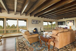 Smart TV - New! Eastside Overlook Retreat with Roof Top Deck - 7 Mins to Santa Fe Plaza (Santa Fe)