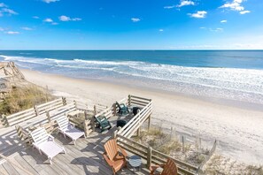 On the beach - Barefoot Shack - Classic Custom 5BR Oceanfront Home - Great Views from Decks (Surf City)