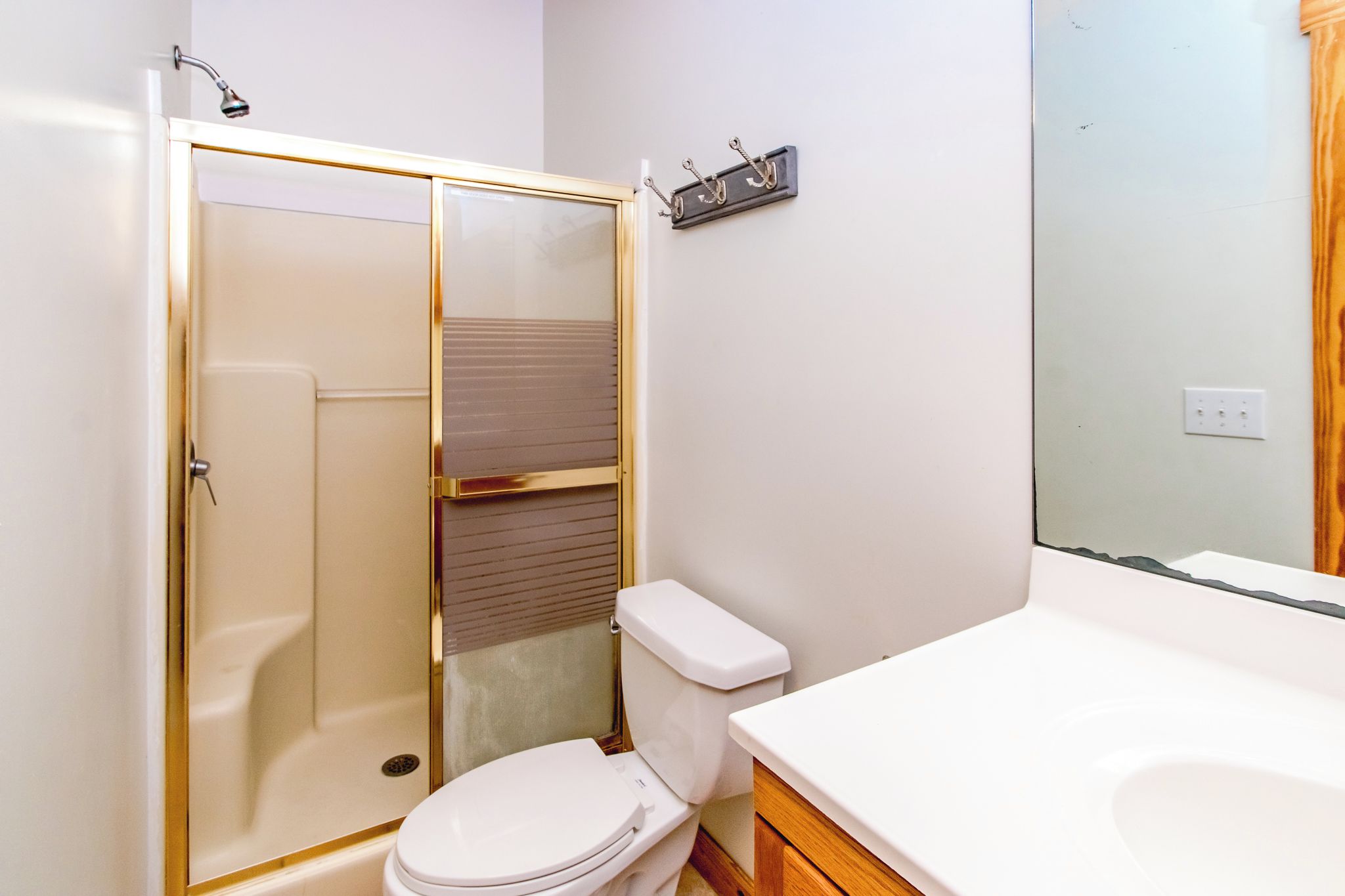 Une salle de bain avec une douche, des toilettes et un lavabo.