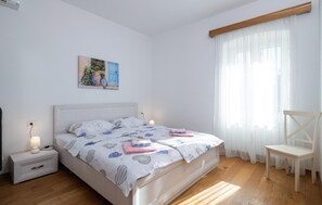 3 bedrooms, iron/ironing board, free WiFi, bed sheets - Gorgeous home in Nedescina (Nedescina)