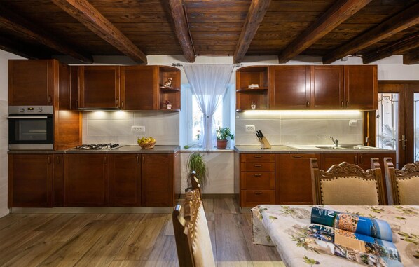 Fridge, microwave, stovetop, dishwasher