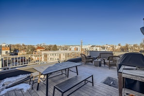 Outdoor dining - Modern Townhouse - Walkable to Mile High Stadium - Rooftop Views with Firepit (Denver)
