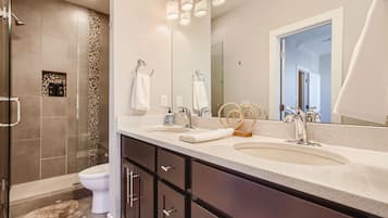 Combined shower/bathtub, hair dryer, towels