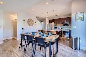 Dining - Modern Townhouse - Walkable to Mile High Stadium - Rooftop Views with Firepit (Denver)