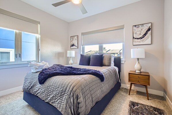 2 bedrooms, desk, iron/ironing board, free WiFi - Modern Townhouse - Walkable to Mile High Stadium - Rooftop Views with Firepit (Denver)