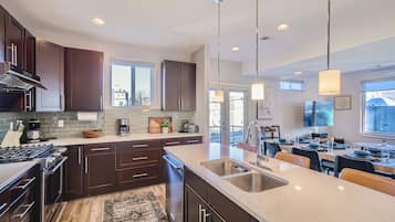 Frigorifero, microonde, forno, piano cottura