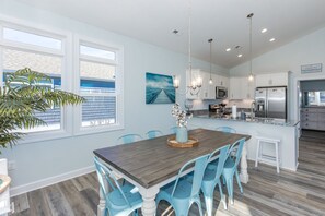 Dining - The Country Crab - 4BR Home, Elevator, Pet Friendly! (North Topsail Beach)