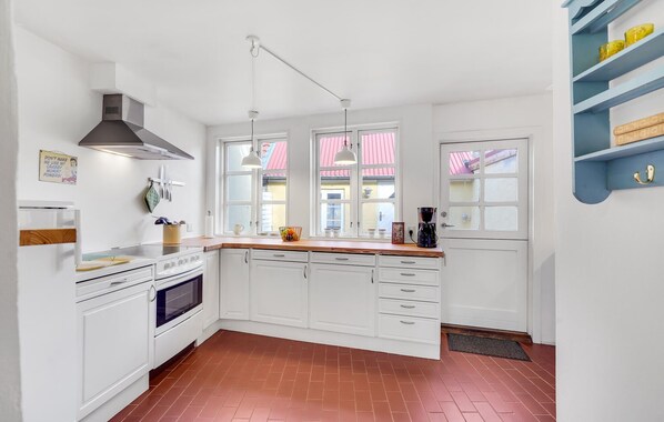 Køleskab, kogeplade, opvaskemaskine, kaffe-/temaskine