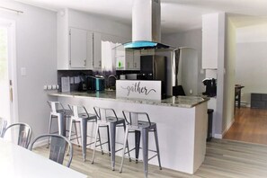 冰箱、微波炉、烤箱、炉灶