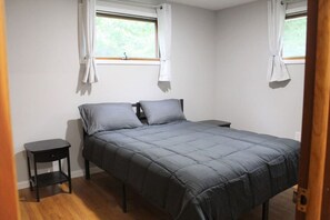 3 dormitorios, escritorio, tabla de planchar con plancha y cuna de viaje