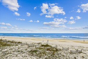 På stranden