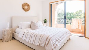 4 bedrooms, iron/ironing board, free WiFi, bed sheets - The Waterfront - 4-bedroom waterfront home + pool (Noosaville)