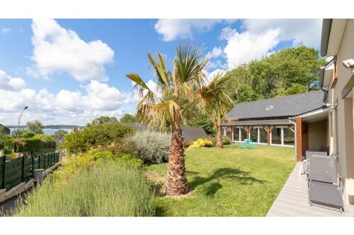 Villa with swimming pool and view of the Rance river