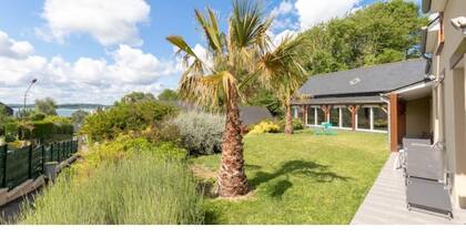 Villa with swimming pool and view of the Rance river