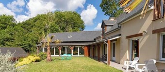 Villa with swimming pool and view of the Rance river