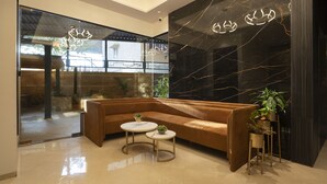 Lobby sitting area - Treebo Premium Savera Inn (Mumbai)