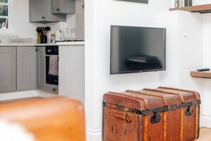 Fridge, oven, toaster, cookware/dishes/utensils - Chalk House - Pet friendly (Henley-On-Thames)