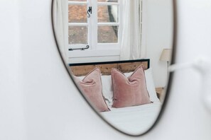 2 bedrooms, iron/ironing board, free WiFi, bed sheets - Chalk House - Pet friendly (Henley-On-Thames)