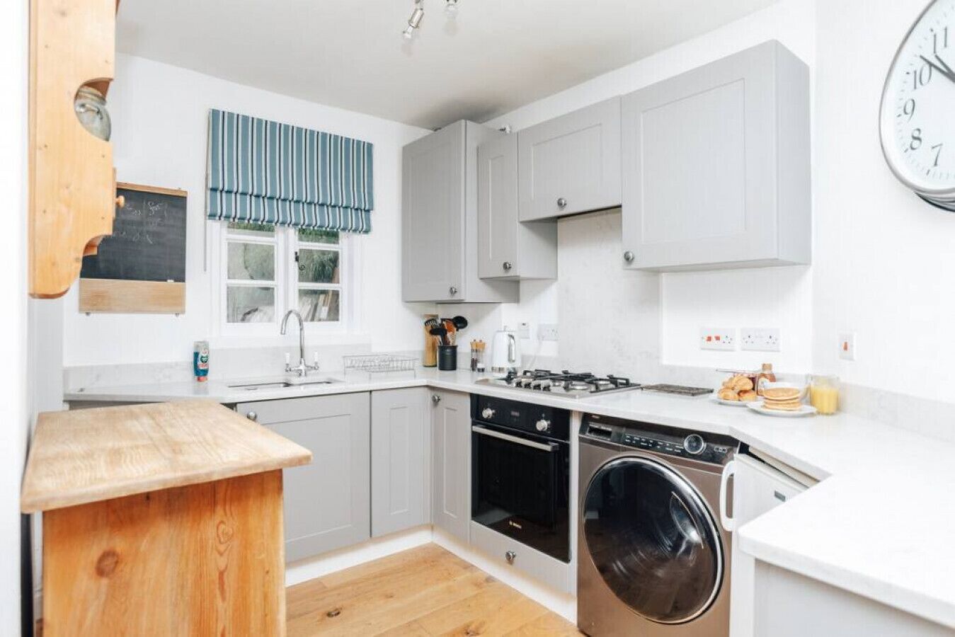 Jääkaappi, uuni, leivänpaahdin, keittoastiat/astiat/ruokailuvälineet