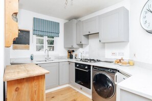 Geladeira, fogão, torradeira, talheres/pratos/utensílios de cozinha