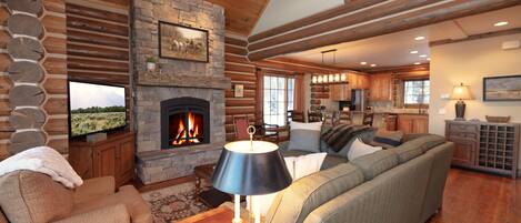 Een smart-tv, een open haard, boeken en een stereo