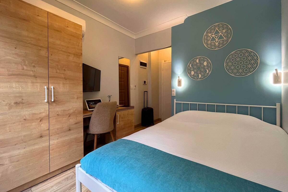 In-room safe, desk, laptop workspace, blackout curtains