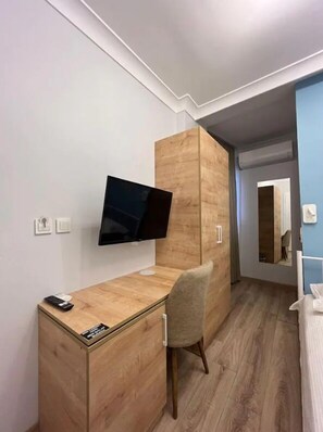 Habitación económica | 1 habitación, caja de seguridad en la habitación y escritorio