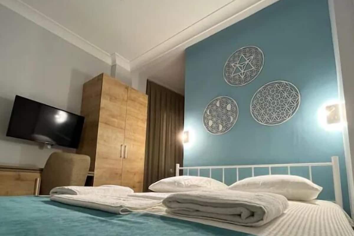 Economy Room | In-room safe, desk, laptop workspace, blackout drapes