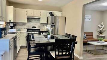 Jääkaappi, mikroaaltouuni, uuni, liesi