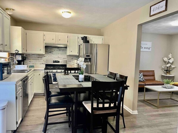 Fridge, microwave, oven, stovetop - Beautiful10-Person Home  Game Room  Pet Friendly (Belvidere)