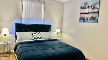 3 chambres, bureau, fer et planche Ă  repasser, lit parapluie