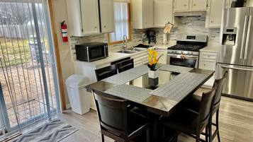 Køleskab, mikrobølgeovn, ovn, kogeplade