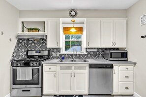 KĂŒhlschrank, Mikrowelle, Ofen, Herdplatte