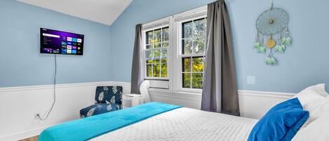 4 bedrooms, desk, iron/ironing board, travel cot