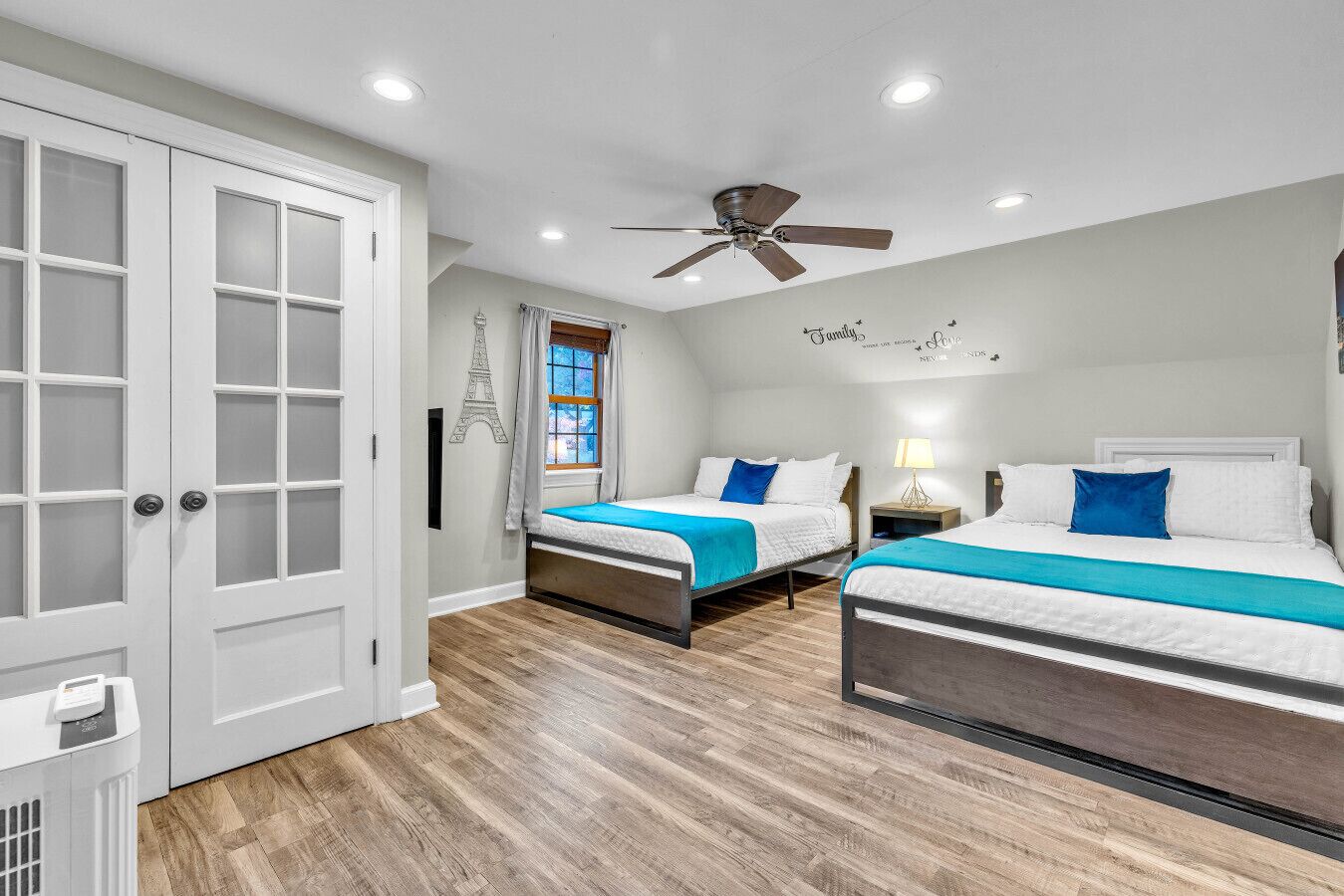 4 habitaciones, escritorio y tabla de planchar con plancha 