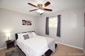 4 bedrooms, desk, iron/ironing board, free WiFi - Beautiful house for 12~Games Room ~Pet friendly (Carpentersville)