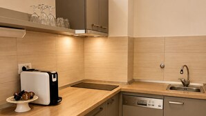 Une cuisine moderne équipée d’un lave-vaisselle encastré, d’un grille-pain et d’un évier.