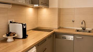 Geschirrspüler, Wasserkocher mit Kaffee-/Teezubehör, Toaster