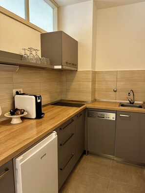 Dishwasher, coffee/tea maker, toaster, cookware/dishes/utensils - Charming apartment Amphora 150 meters from the sea. (Hvar)
