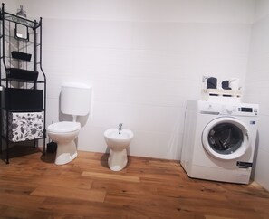 Haartrockner, Bidet, Handtücher, Seife