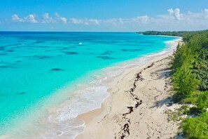 Una spiaggia nelle vicinanze