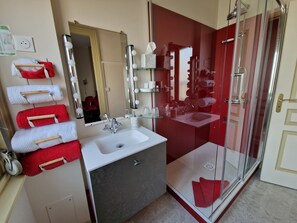 Habitación clásica doble, 1 cama doble, habitaciones comunicadas, vistas a la ciudad | Baño | Ducha y cabezal de ducha tipo lluvia
