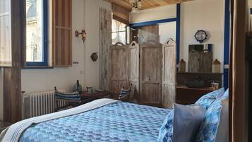 Klassieke kamer, 1 twee- of 2 eenpersoonsbedden, niet-roken, uitzicht op stad | Luxe beddengoed, individueel gedecoreerd, een bureau, een laptopwerkplek