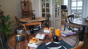 Free daily continental breakfast